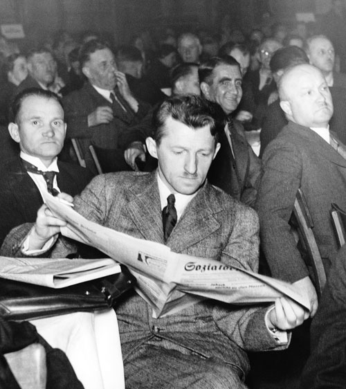 Kurz vor seiner Wahl zum DSAP-Vorsitzenden in Prag liest Jaksch Ende März 1938 im „Sozialdemokrat“.