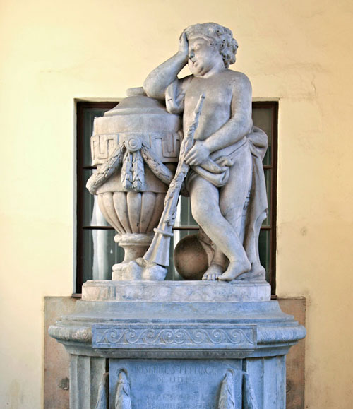 Im Innenhof des Klementinums erinnert ein Denkmal an Josef Stepling.