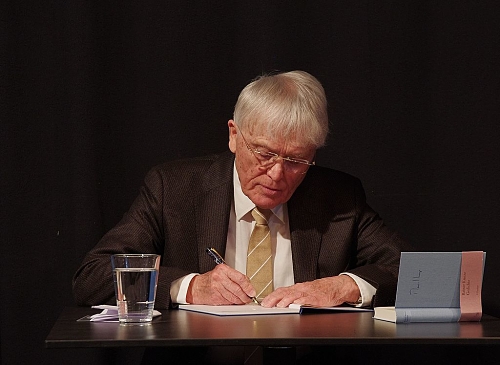 Reiner Kunze im Jahr 2012 auf einer Lesung im schwäbischen Schorndorf. / © Schelm, CC BY 3.0