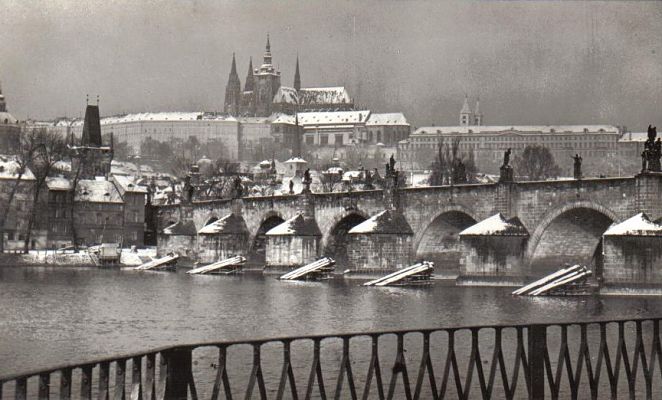 Karlsbrücke mit Hradschin (Postkarte um 1930)