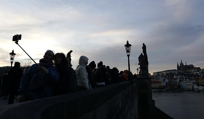 Selfie statt Postkarte: Prag-Besucher fotografieren sich selbst.