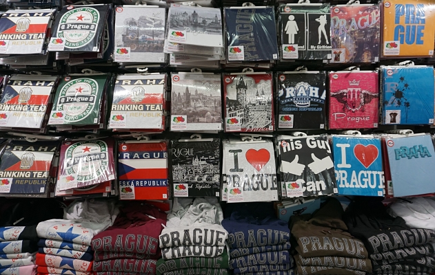 Alle lieben Prag - Auswahl an T-Shirts und Kapuzenpullis in einem Souvenirladen im Stadtzentrum