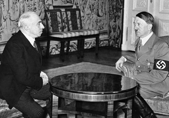 Emil Hácha und Adolf Hitler am 16. März 1939 in Prag, einen Tag nach der Errichtung des "Protektorats Böhmen und Mähren"