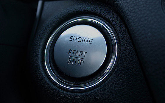 Das Starten des Motors entspricht bei Keyless-Go-Systemen in etwa dem automatischen Ent- und Verriegeln von Autotüren, nur dass hier der Motorstart-/Stoppknopf gedrückt wird. © Erik Grønne, CC BY-NC-SA 2.0