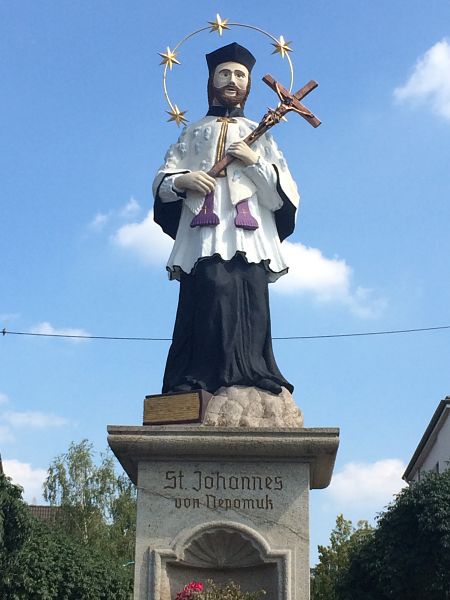 Statue des Johannes von Nepomuk am Rheinufer in Bonn-Beuel