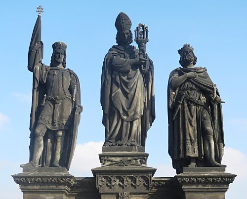 Statuen der drei böhmischen Landespatrone Wenzel, Norbert von Xanten und Sigismund auf der Karlsbrücke (v.l.n.r.). Sigismund von Burgund (ca. 472-524) ist der Namensgeber des römisch-deutschen Königs und Kaisers