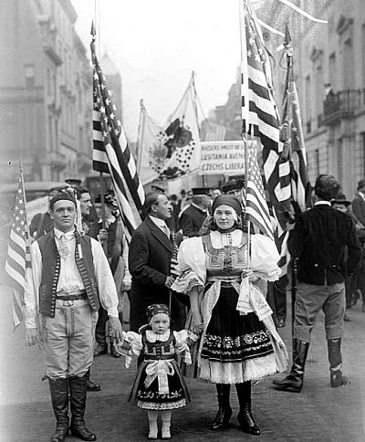 Exil-Tschechen bei einer Parade in New York im Mai 1917 © Archives of Czechs and Slovaks Abroad – University of Chicago