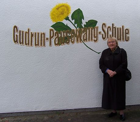 Gudrun Pausewang vor einer nach ihr benannten Grundschule im hessischen Lauterbach (Ortsteil Maar), 2010 © Gudrun-Pausewang-Schule