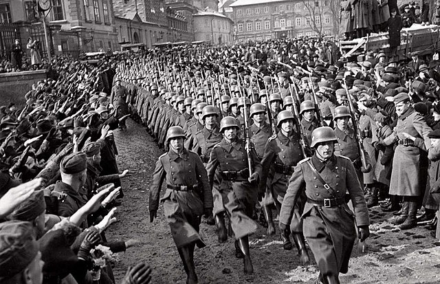 bm08-German_soldiers_in_Prague_1939
